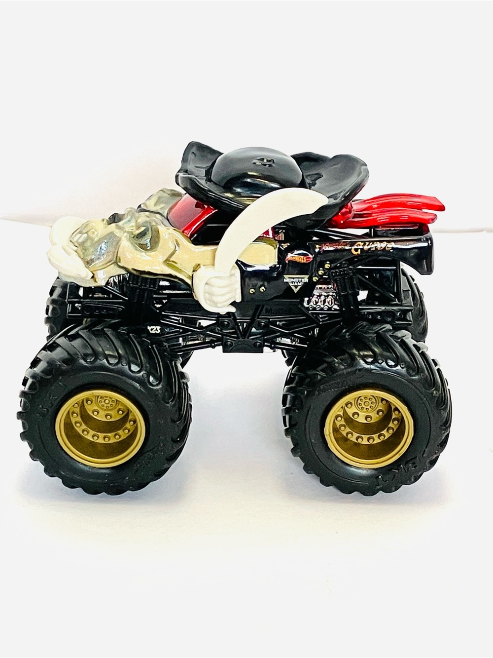 Hot Wheels Monster Jam Die Cast Pirate’s Curse 1:64 Truck BKT Tires - Picture 2 of 8